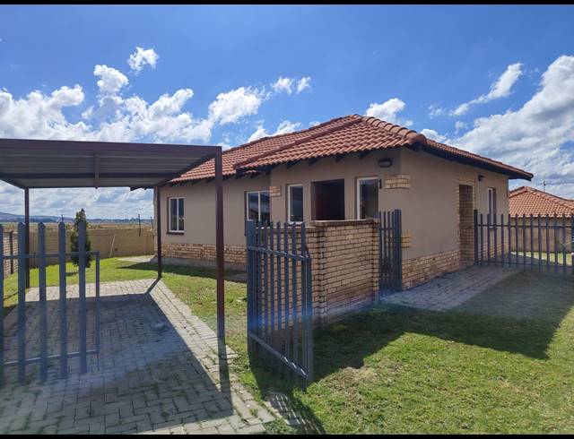 3 BEDROOM TOWNHOUSE FOR SALE IN WATERKLOOF HILL ESTATE